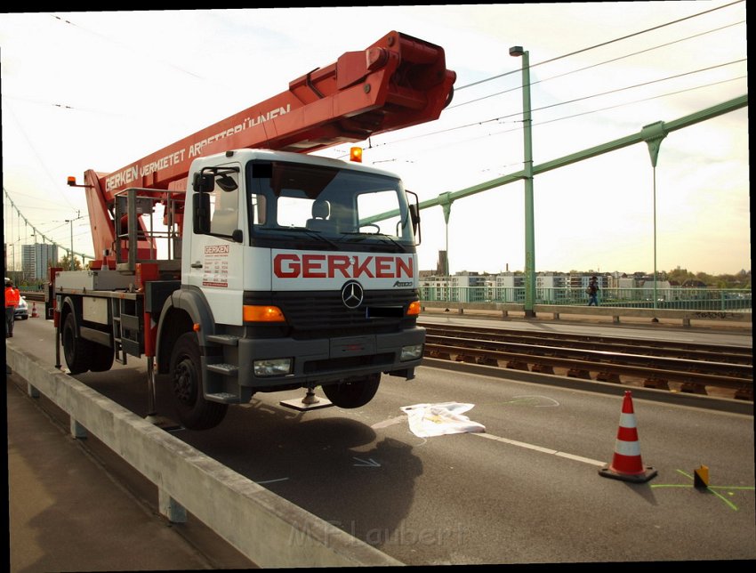 Arbeiter abgestuerzt vom PKW ueberfahren Koeln Muelheim Muelheimer Bruecke P22.JPG